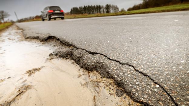 Estrupvej mellem Øster Hornum og Støvring er ifølge borgere, der færdes der, en sand slalombane for trafikanter, der gerne vil køre uden om de mange huller. <i>Foto: Lars Pauli</i>