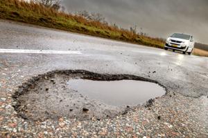 Bilister plaget af hullede veje: - Det kan desværre tage længere tid at reparere i år