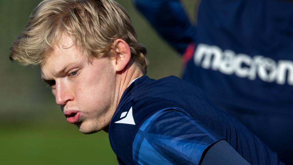 Malthe Højholt sluttede 2022 som marginalspiller i AaB, men siden er der sket ting og sager med midtbanespilleren. <i>Foto: Martél Andersen</i>