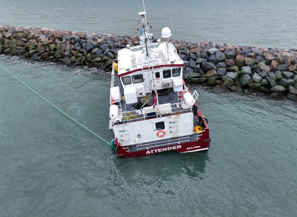 Skibet Attender ramte ydermolen i Skagen Havn tidligt om morgenen 18. januar. Hvorfor? Det undersøges nu af havarikommissionen. <i>Foto: dmaib.dk</i>