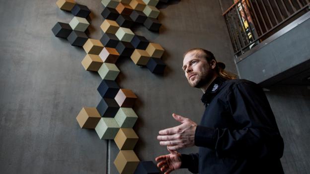 Mange steder er der opsat "Shape". Det er højtalere, akustik og kunst i ét. <i>Foto: Torben Hansen</i>