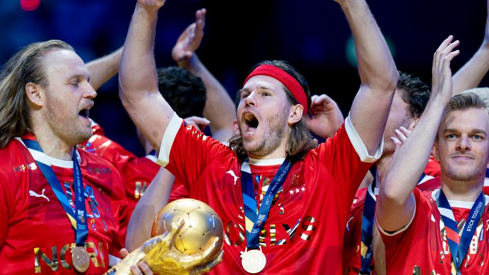 Mikkel Hansen og Henrik Møllgaard er lørdag i aktion for Aalborg Håndbold, og det er blevet et tilløbsstykke. <i>Foto: Liselotte Sabroe/Ritzau Scanpix</i>
