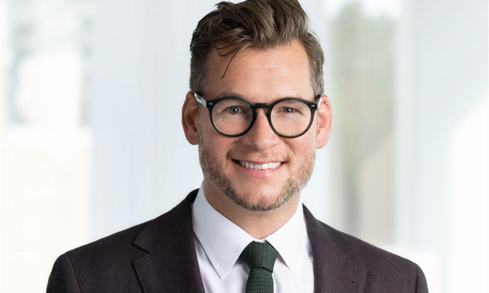 Eric Nilsson, marknads och innovationsdirektör på Orkla Confectionery & Snacks Sverige. Han säger att snacks är en tacksma kategori. Konsumenterna är ofta nyfikna på nyheter. Eric Nilsson, marknads och innovationsdirektör på Orkla Confectionery & Snacks Sverige. Han säger att snacks är en tacksma kategori. Konsumenterna är ofta nyfikna på nyheter.