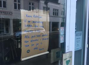 Jubel i stationsby, da butik åbnede: Nu er der låst med papskilt i døren