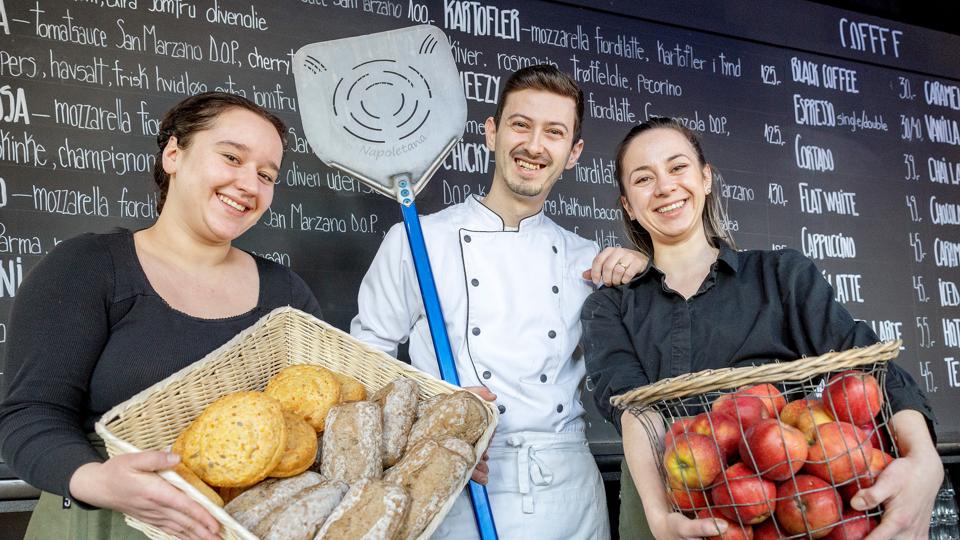 Familien bag den konkursramte restaurant La Familia i Skagen har genåbnet i samme lokaler under nyt koncept ved navn Juicy & Pizza. Starten er gået godt. Alex Laurean Verisan er direktør og pizzabager. Hans hustru, Florina (th.) står for juice og smoothies. Florinas søster, Roxana-Georgiana Filipescu (tv.), står for sandwiches. <i>Foto: Lars Pauli</i>