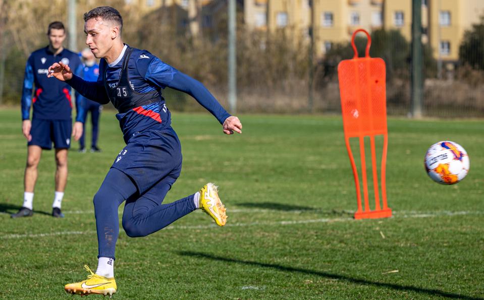 Younes Bakiz scorer her ved at afslutte med hælen på akrobatisk vis. Det var meget sigende for onsdagens indsats fra offensivspilleren. Han var nemlig flyvende. <i>Foto: Martél Andersen</i>