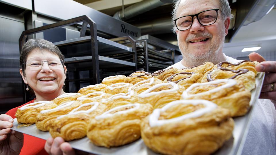 Starten på 2023 har ikke været den bedste for Nørager Bageri, men mandag var det med lettelse og glæde, at Helle og Peter Rask igen kunne starte ovnene og åbne dørene efter at have været lukket i over en uge på grund af rotter. <i>Foto: Bo Lehm</i>