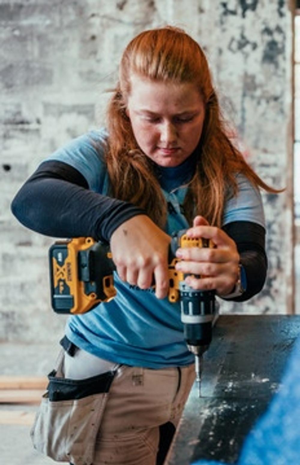 19-årige Juliane Pough er tømrerlærling og vinder af et legat på 10.000 kr. fra Zonta Roskilde