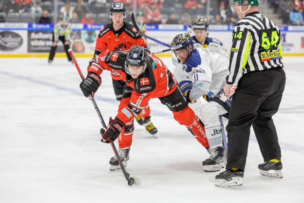 Julian Jakobsens udvisning i slutningen af 2. periode blev nådesløst straffet af en Herning-mandskab, der var skarpere i powerplay, end aalborgenserne var. <i>Arkivfoto: Henrik Bo</i>