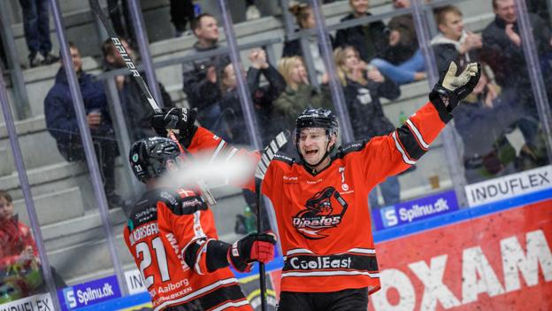 Jeppe Jul Korsgaard og Kirill Kabanov jubler over scoringen til 3-0 for Aalborg Pirates. <i>Foto: Henrik Bo</i>