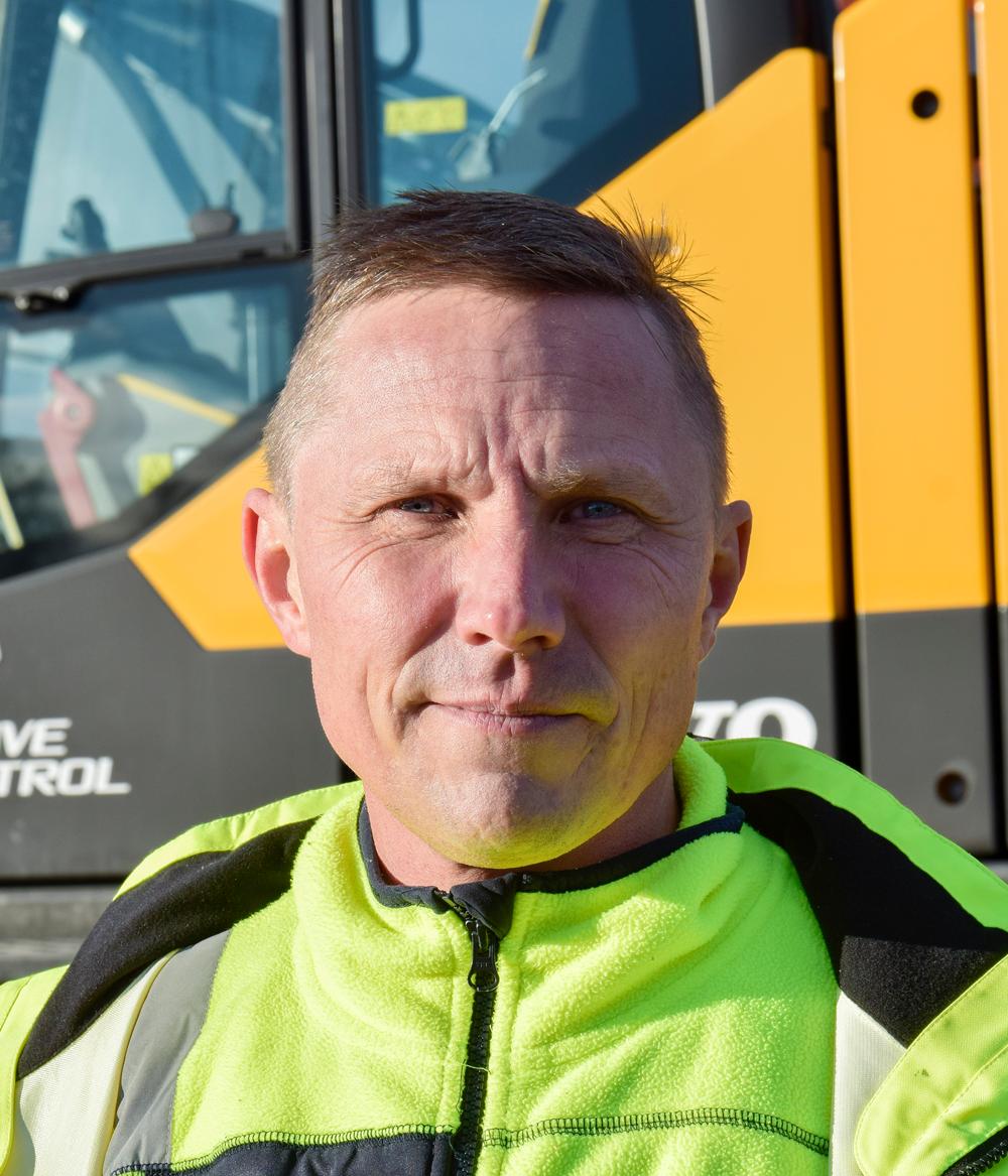 – Det är en sak att lära sig hantera maskinen och alla kan lära sig sleva – men det är en helt annan att kunna göra ett bra jobb, då krävs flera år i branschen, säger Henrik Olsson. – Det är en sak att lära sig hantera maskinen och alla kan lära sig sleva – men det är en helt annan att kunna göra ett bra jobb, då krävs flera år i branschen, säger Henrik Olsson.