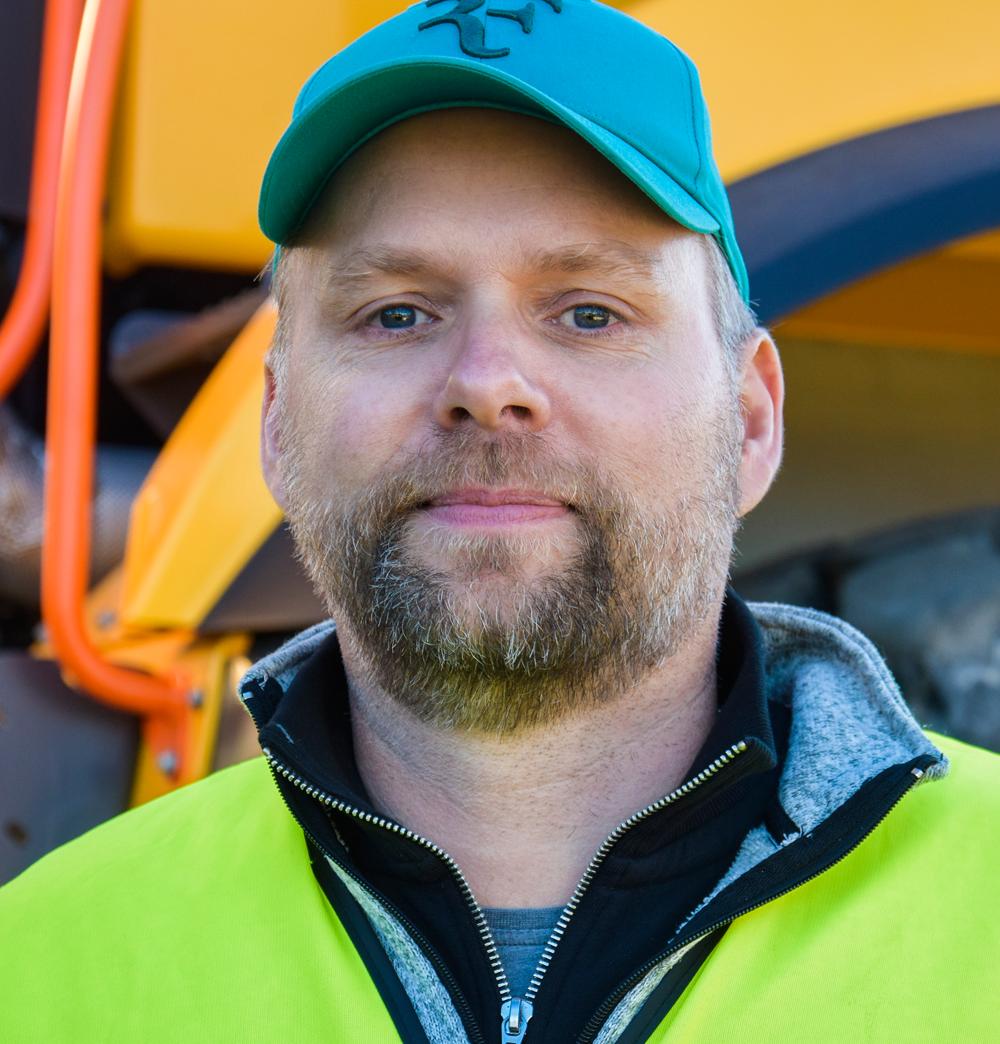 – Det är ju otroliga krafter och vikter man håller på med, men det känns knappt efter ett tag, maskinen sköter det mesta, konstaterar Jonas Jonsson. – Det är ju otroliga krafter och vikter man håller på med, men det känns knappt efter ett tag, maskinen sköter det mesta, konstaterar Jonas Jonsson.