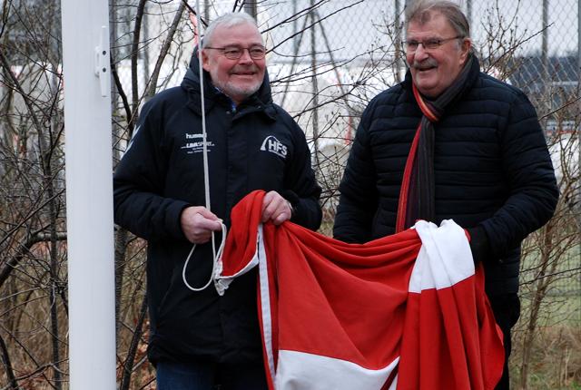 Æresmedlemmerne Preben Thomsen (t.v.) og Niels Gunnar Nielsen stod for flaghejsningen.