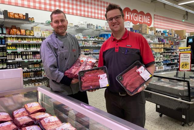 Slagtermester Andreas Ydegaard og købmand Max Kristensen har oplevet et godt salg af kød under butikkens bøf-festival.