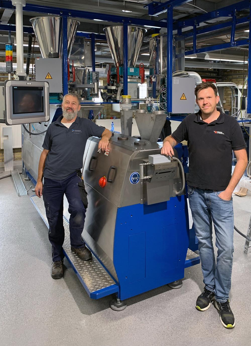 Från vänster; Dirk Breuer, serviceingenjör vid Feddem GmbH och Sebastian Holm, process- och underhållsingenjör på Nexam Performance installerade maskinen vid Nexams fabrik i Lomma.