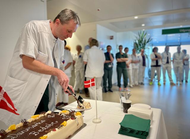 Overlæge Arnas Ugianskis fik lidt kage torsdag, hvor afdelingen blev fejret.