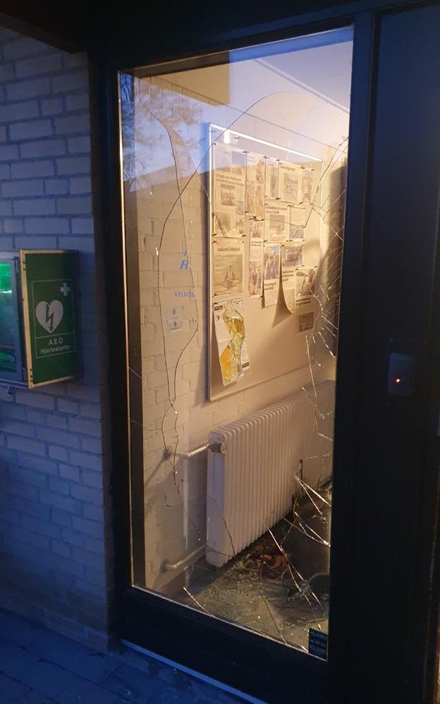 Indbruddet er sket ved at ødelægge denne glasdør. <i>Privatfoto</i>