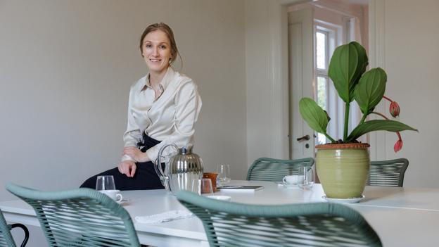 Kamilla Vinter Hoffmann har lavet to konferencelokaler. I det lille her er der plads til 12. <i>Foto: Henrik Bo</i>