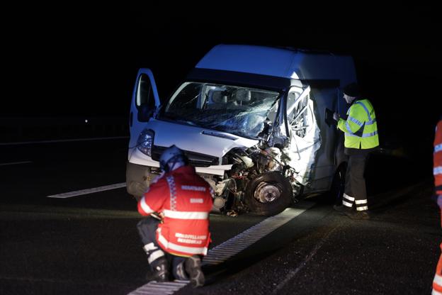 Føreren af den hvide kassevogn blev lettere kvæstet. <i>Foto: Henrik Bo</i>