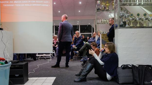 Ud fra fremmødet at dømme er opbakningen til brugsen stor. <i>Foto: Henrik Bo</i>