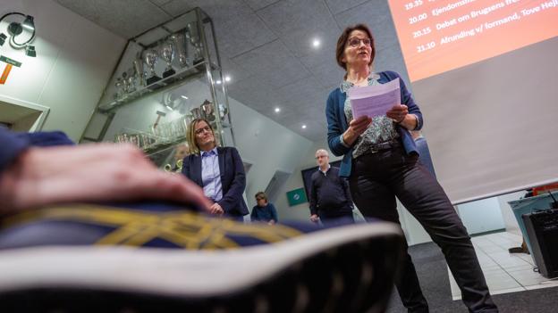 Formanden for butiksbestyrelsen, Tove Hejlesen, bød velkommen til de mange fremmødte, som salgschefen fra Coop, Jonas Jensen så positivt på: Det giver håb, og det er der behov for, sagde han. <i>Foto: Henrik Bo</i>