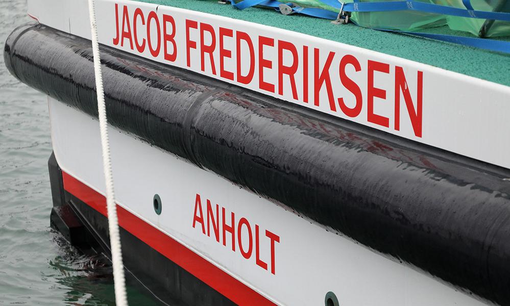 Den nye redningsbåd til redningsstationen på Anholt er opkaldt efter Jacob Frederiksen, som startede redningstjenesten på Anholt og var den første stationsleder for redningsstationen Den nye redningsbåd til redningsstationen på Anholt er opkaldt efter Jacob Frederiksen, som startede redningstjenesten på Anholt og var den første stationsleder for redningsstationen