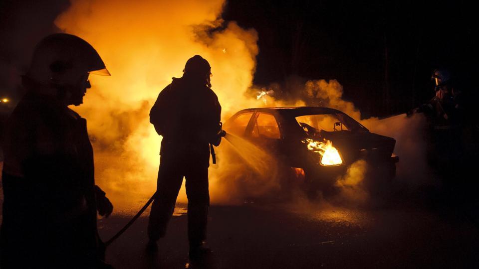 En bilbrand i en elbil er en ekstra stor udfordring, fordi ilden kan være ekstra svær at slukke <i>Arkivfoto: Martin Damgård </i>