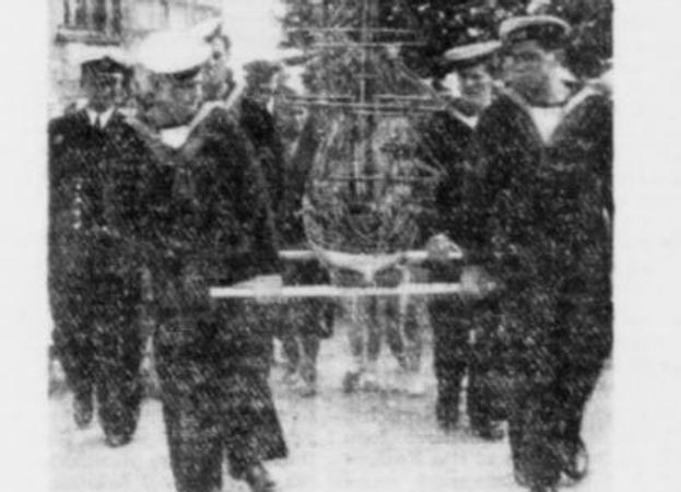 Morsø Folkeblad bragte 30. juli 1951 dette foto, hvor fire menige marinesoldater fra kongeskibet Dannebrog bar det kirkeskib ind i Strandby Kirke, som kong Frederik IX havde skænket kirken. <i>Arkivfoto: nordjyske-avisarkiv.dk</i>