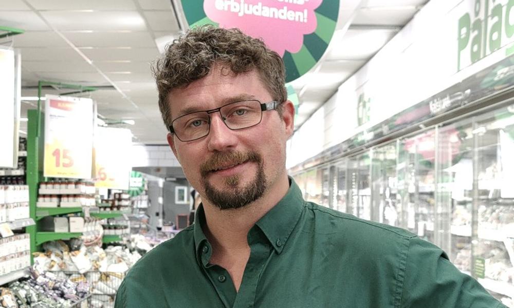 Jonas Johansson är franchisetagare på Coop Järna. Jonas Johansson är franchisetagare på Coop Järna.