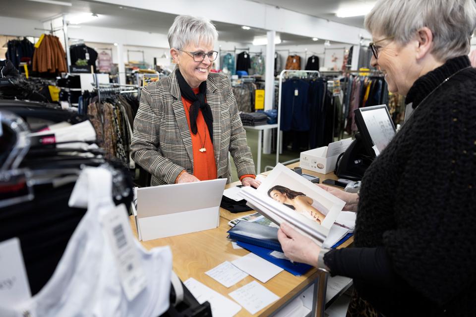 Lilly Jensen og Anni Myrup har sat deres butik Uldjyden i Løgstør til salg. <i>Foto: Claus Søndberg</i>