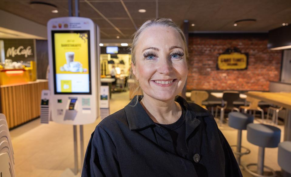 Franchisetager Britta Børding står klar til at byde gæsterne velkommen i McDonald's Frederikshavn efter en gennemgribende modernisering af restauranten. <i>Foto: Bente Poder</i>