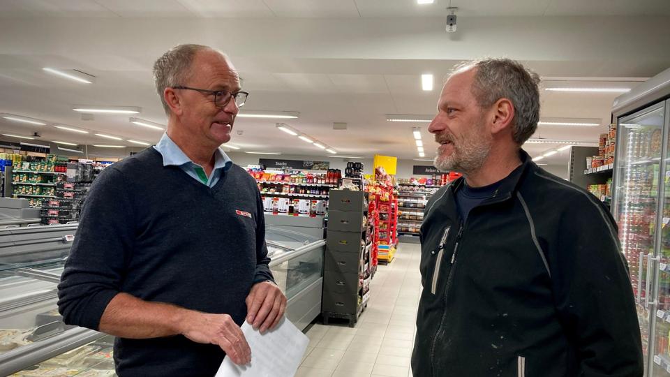 Købmand Jan Jæger og formanden for Øster Brønderslev Borgerforening, Jesper Albrechtsen. <i>Foto: Thomas Nielsen</i>