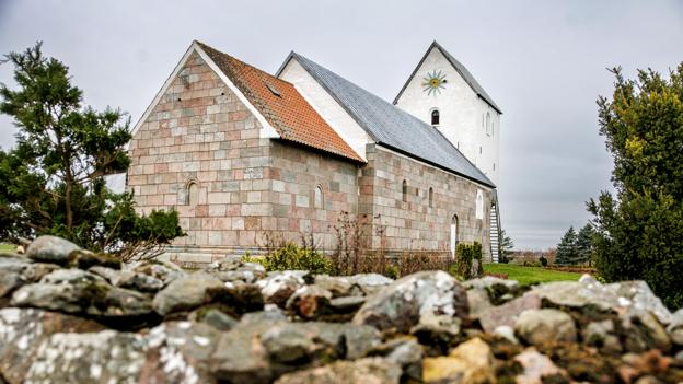 Frem til 1912 hørte Strandby Kirke under Gunderupgaard. De ældste dele af kirken er fra 1100-tallet, mens tårn og våbenhus kom til i 1500-tallet. <i>Foto: Torben Hansen</i>