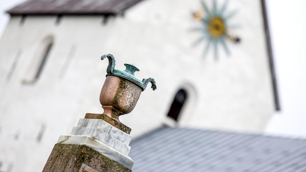Fra 1741 og frem til 1954 stod de fem kister med tilknytning til familien de Poulson i tårnkammeret på Strandby Kirke. <i>Foto: Torben Hansen</i>