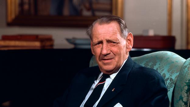 Kong Frederik IX kom ofte i Strandby Kirke i forbindelse med, at kongefamilien besøgte jagthytten i Trend. To gange i 1950'erne satte kongen sit eget aftryk på indboet i kirken. <i>Foto: Steen Jacobsen/Ritzau Scanpix</i>