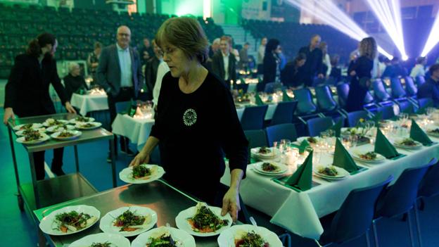 Der var dækket op til 600 middagsgæster i hallen, og det krævede forberedelse i kulissen <i>Foto: Bo Lehm</i>