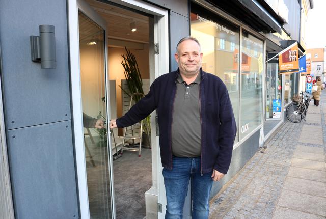 Henrik Christensen ved den nye indgang til butikslokalet i Grønnegade, som han ønsker at leje ud.