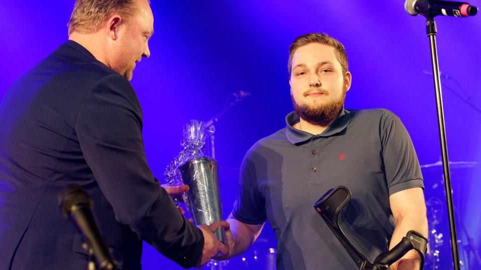 Årets Sportsnavn 2022 er Kasper Lousdal, Bodum Ydby Skytteforening, som her får vandrepokalen, der følger med prisen, overrakt af redaktionschef Lars Bang Bertelsen, Det Nordjyske Mediehus i Thisted. <i>Foto: Bo Lehm</i>