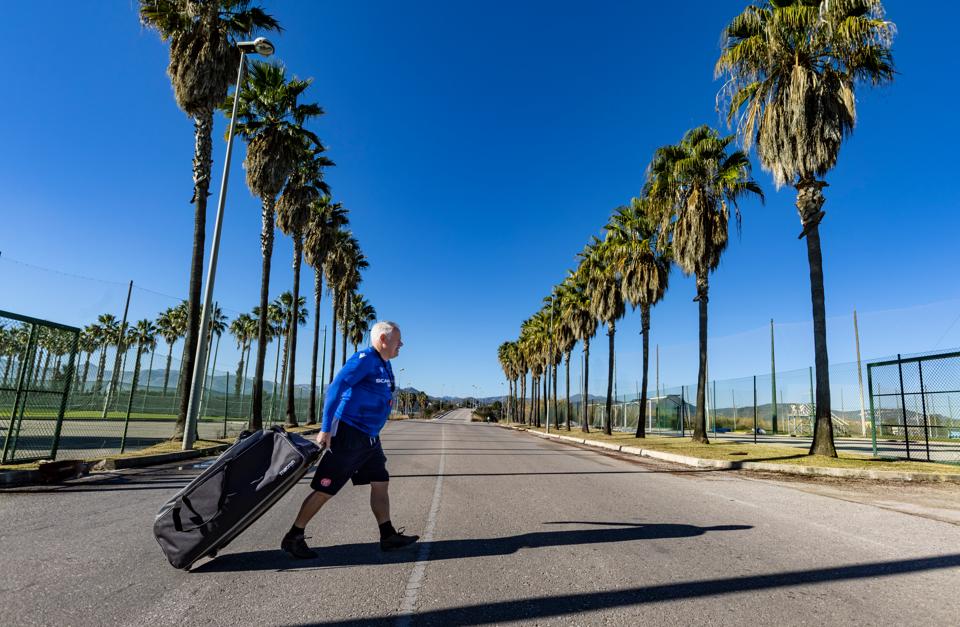 Ernst Damborg får gået mange og hurtige skridt, når han evigt og altid er i gang som holdleder for AaB's superligahold. <i>Foto: Martél Andersen</i>