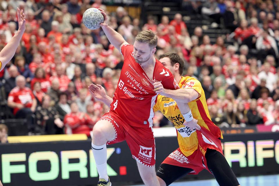 GOG-forsvaret kunne ikke styre Aron Pálmarsson i lørdagens kamp. Islændingen scorede seks gange og delte Aalborgs topscorerværdighed med Felix Claar. <i>Foto: Bente Poder</i>