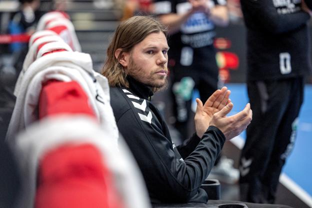 Mikkel Hansen måtte nøjes med at bidrage med moralsk opbakning og gode råd til holdkammeraterne i lørdagens kamp. <i>Foto: Bente Poder</i>