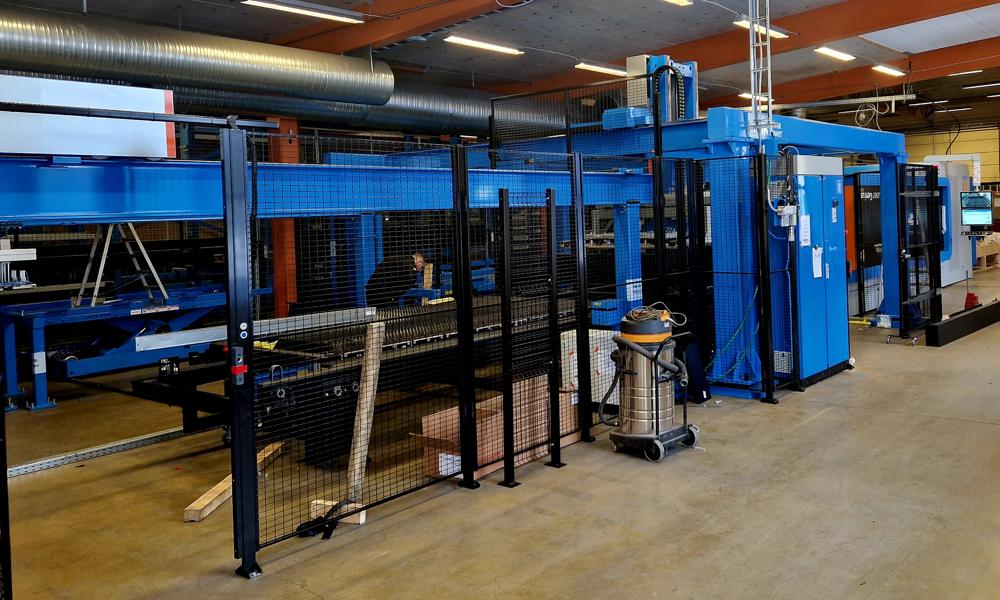 Den nya fiberlasern på plats. Den nya fiberlasern på plats.