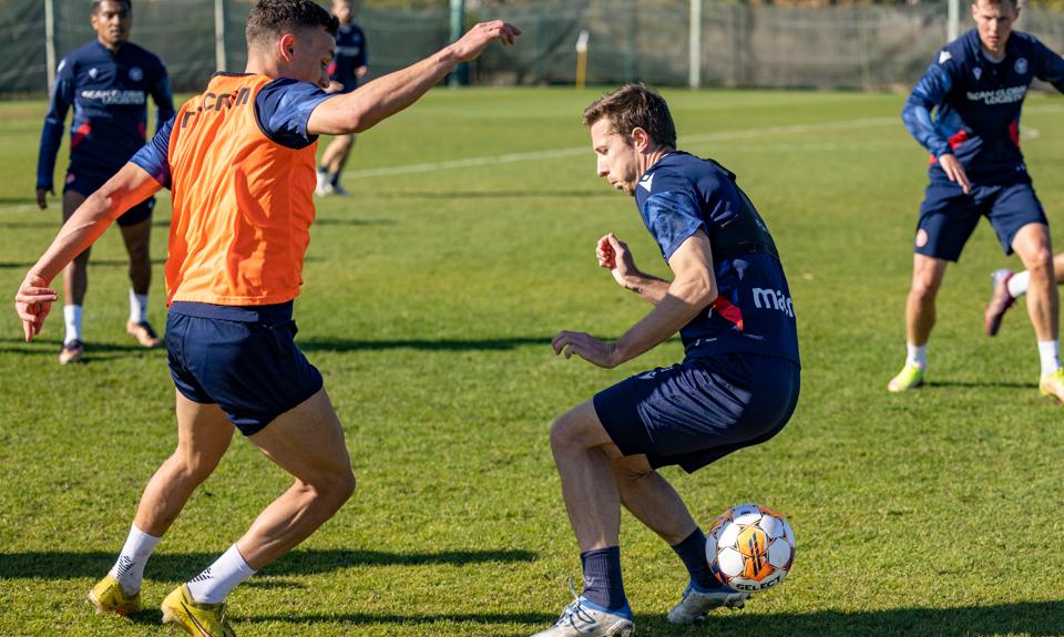 Younes Bakiz (tv.) bragte AaB foran mod Sogndal. Siden fulgte yderligere syv scoringer. <i>Foto: Martél Andersen</i>