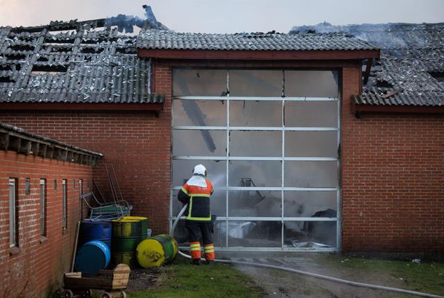 En større brand lagde et værksted på Havnevej 47 i Sillerslev øde mandag morgen.