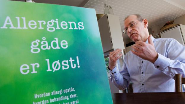 Torben Frank Andersen har skrevet en bog om allergibehandling sammen med sin læremester Ole Larsen.  <i>Foto: Bo Lehm</i>