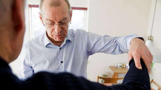 Man kan kun holde imod et fysisk pres, hvis hjernen er fri til at sende beskeden til musklen. <i>Foto: Bo Lehm</i>