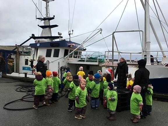 35 børn fra Børnehuset Brolæggervej i Sæby på vej ombord i kutteren "Stjerne" i Strandby Havn.