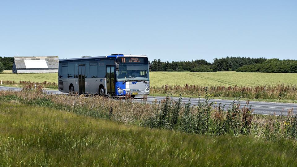 En rutebil fra NT, Nordjyllands Trafikselskab, på landevejen nær Saltum i Vendsyssel (Arkivfoto). <i>Henning Bagger/Ritzau Scanpix</i>