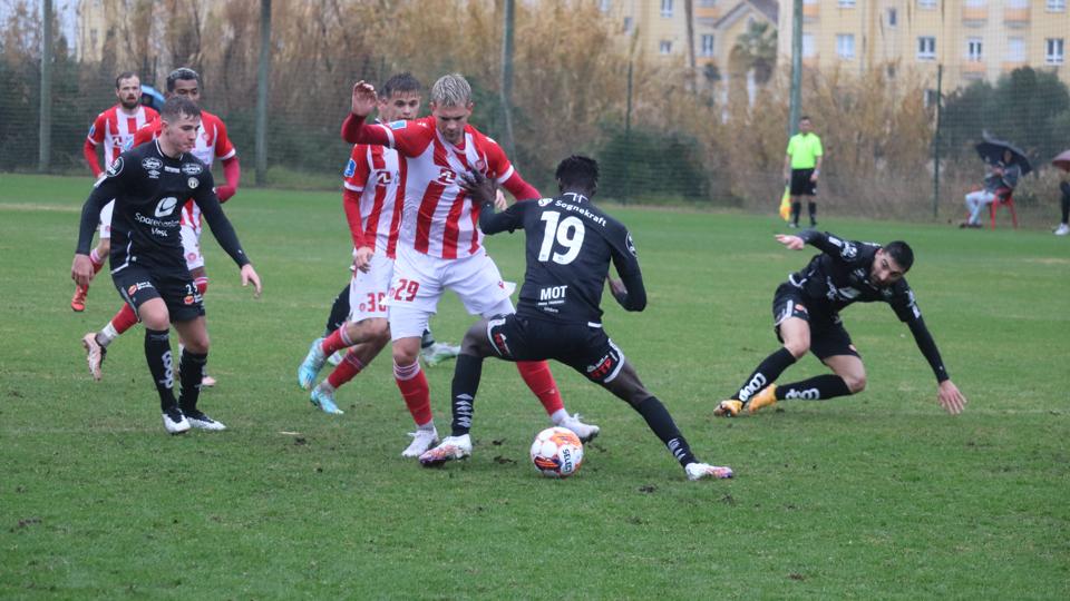 Her sætter Marco Ramkilde sig igennem og scorer til 5-3 i AaB's sejr over Sogndal. <i>Foto: AaB</i>