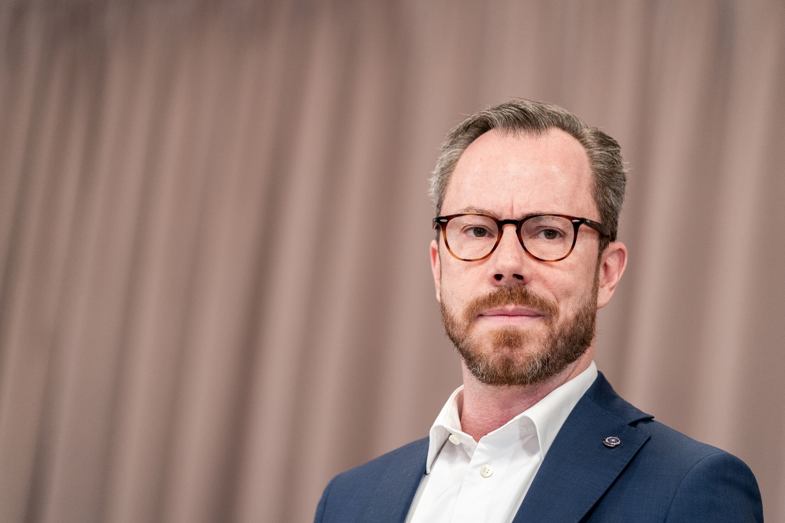 Forsvarsminister går på orlov på ubestemt tid efter ildebefindende